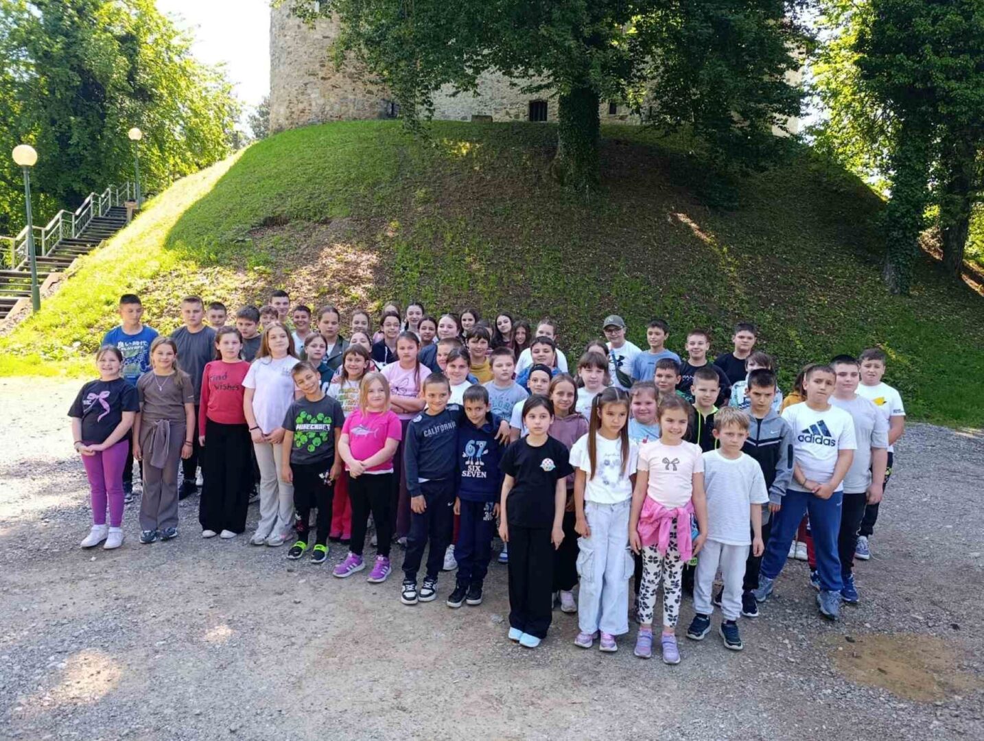 Karlovac15 Učenici OŠ Dvor ispred Starog grada Dubovac